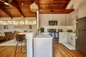 Fridge, microwave, oven, stovetop - 2 Bdrm Treasure Coast Bungalow Near to the Beach (Fort Pierce)