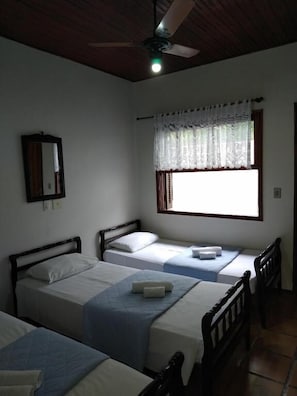 Free WiFi, bed sheets - Pousada Albamar (Guarujá)