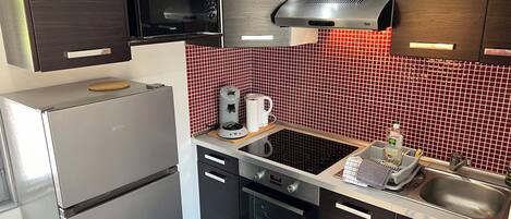 Réfrigérateur, micro-ondes, four, plaque de cuisson