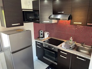 Kühlschrank, Mikrowelle, Ofen, Herdplatte