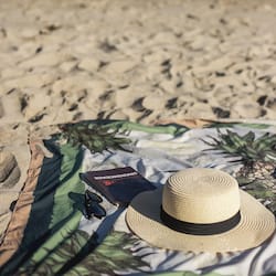 Am Strand, weißer Sandstrand, Liegestühle, Sonnenschirme