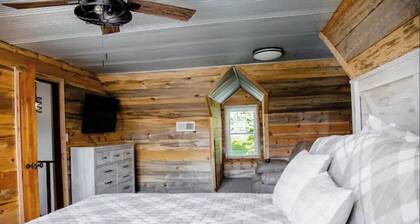 5 bedroom farmhouse close to town and the lake