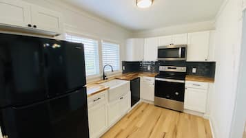 Een koelkast, een magnetron, een oven, een kookplaat