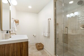 Een douche, een haardroger, handdoeken