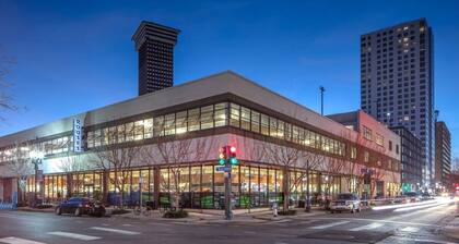 The Hudson: Cool Art Filled Suite near FQ with Pkg