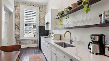 Refrigerador, microondas, parrilla de estufa y cafetera y tetera