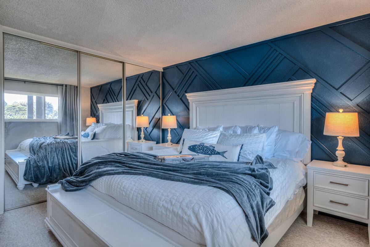 Deluxe Condo, Fireplace, Ocean View | Laptop workspace, WiFi (free), individually decorated