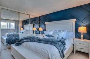 Deluxe Condo, Fireplace, Ocean View | Individually decorated, individually furnished, laptop workspace - Surftides Plaza Rentals (Lincoln City)
