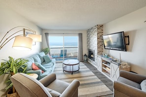 Condo supérieur, 1 très grand lit et 1 canapé-lit, vue sur l’océan | Aire de séjour | Téléviseur à écran plat, lecteur de DVD