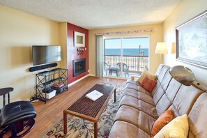 高級公寓客房, 1 間臥室, 壁爐, 海景 | 客廳 | 平面電視、DVD 播放機