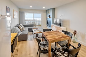 Premier Room, 1 King Bed with Sofa bed, Kitchen, Ocean View | Individually decorated, individually furnished, laptop workspace - Surftides Plaza Rentals (Lincoln City)