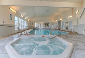 Indoor spa tub - Surftides Plaza Rentals (Lincoln City)