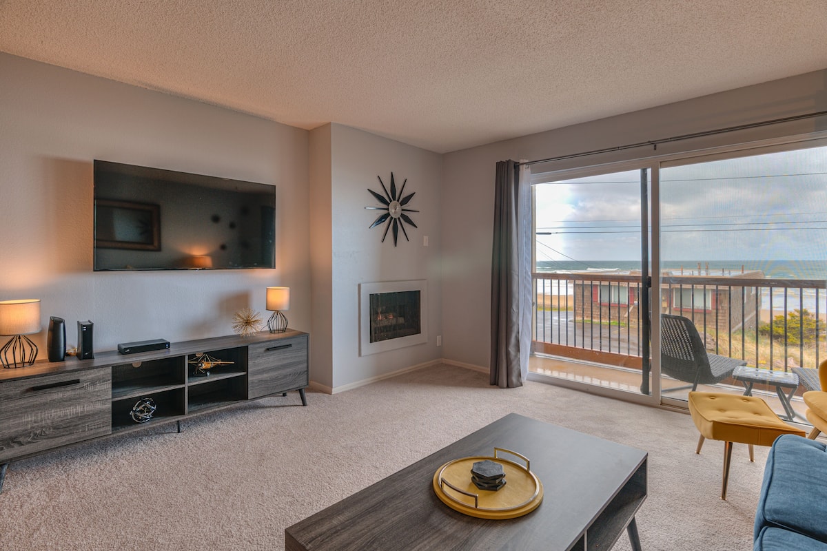 Superior Condo, Fireplace, Ocean View | Ruang tamu | TV skrin rata, pemain DVD