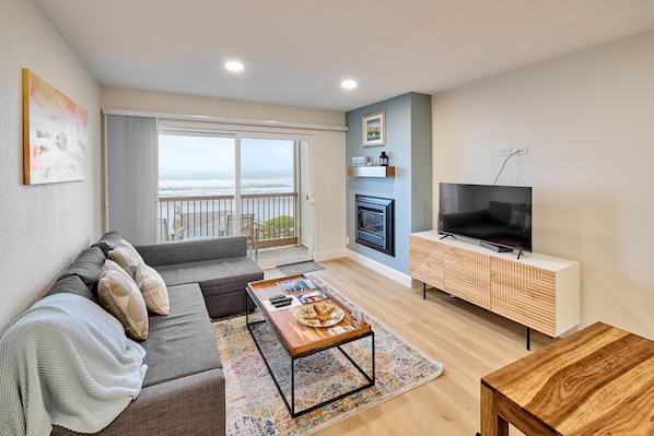Premier Room, 1 King Bed with Sofa bed, Kitchen, Ocean View | Living area | Flat-screen TV, DVD player - Surftides Plaza Rentals (Lincoln City)