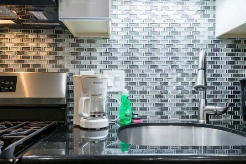 Comfortable Studio in a Woodside Plaza