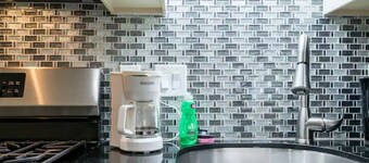 Comfortable Studio in a Woodside Plaza