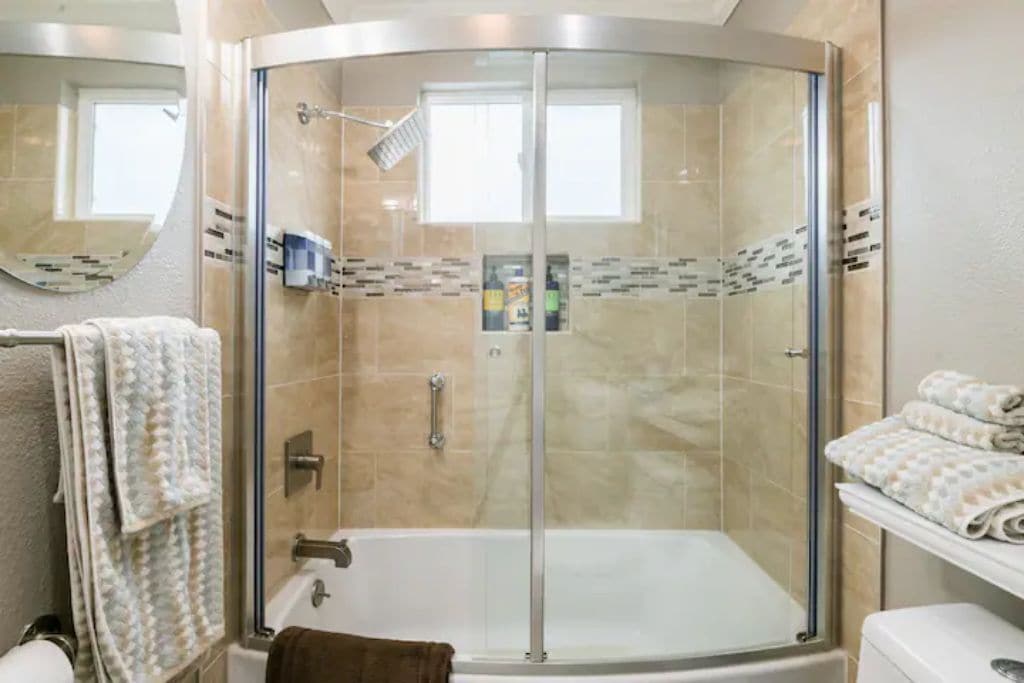 Ensemble douche/baignoire, sèche-cheveux, serviettes fournies, savon