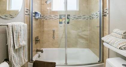Comfortable Studio in a Woodside Plaza