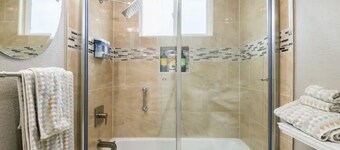 Comfortable Studio in a Woodside Plaza