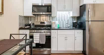Comfortable Studio in a Woodside Plaza