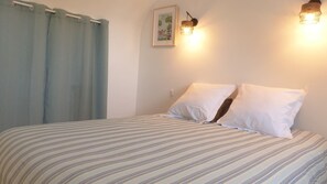 3 bedrooms, iron/ironing board, travel crib, free WiFi - charming medieval house 3* (Baden)