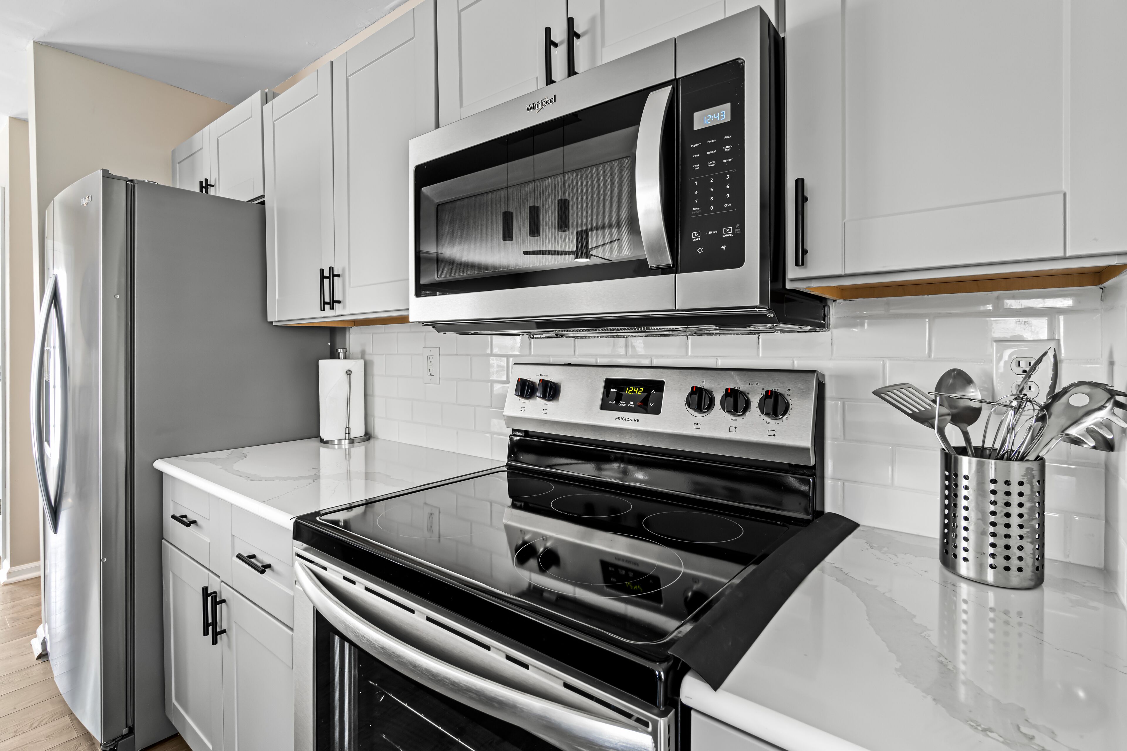 冰箱、微波炉、烤箱、炉灶