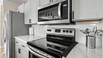 冰箱、微波炉、烤箱、炉灶