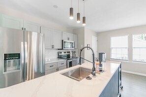 冷蔵庫、電子レンジ、オーブン、コンロ