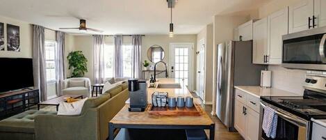 Jääkaappi, mikroaaltouuni, uuni, liesi