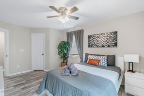 3 室のベッドルーム、デスク、アイロン / アイロン台、WiFi (無料)