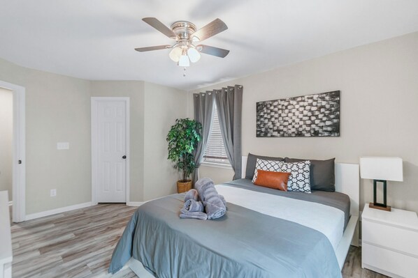 3 makuuhuonetta, työpöytä, silitysrauta/-lauta, ilmainen Wi-Fi