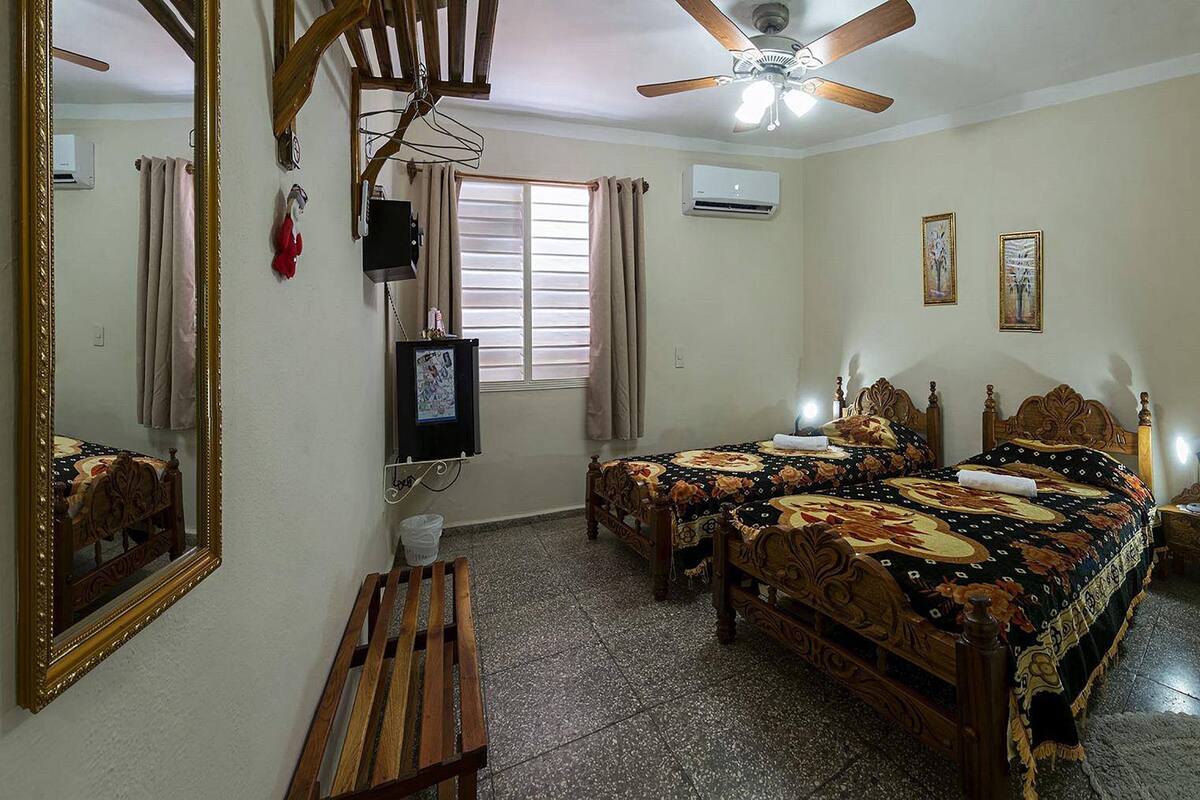 Deluxe-dobbeltværelse | Minibar, pengeskab på værelset, individuelt design