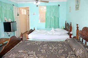 Comfort-værelse til 4 personer | Minibar, pengeskab på værelset, individuelt design