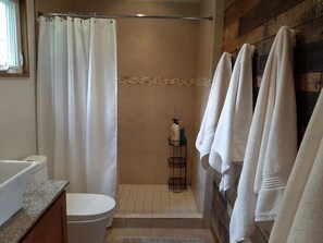 Een douche, een haardroger, handdoeken, zeep