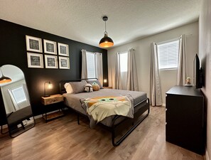 5 bedrooms, desk, iron/ironing board, travel crib