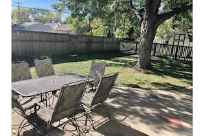 Outdoor dining - Dog friendly zen bungalow with fenced in yard. (Minneapolis)