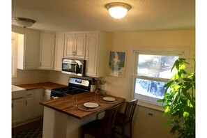 Private kitchen - Dog friendly zen bungalow with fenced in yard. (Minneapolis)