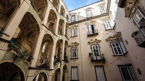 Un edificio de varios pisos con detalles arquitectónicos ornamentales, incluyendo arcos y balcones.