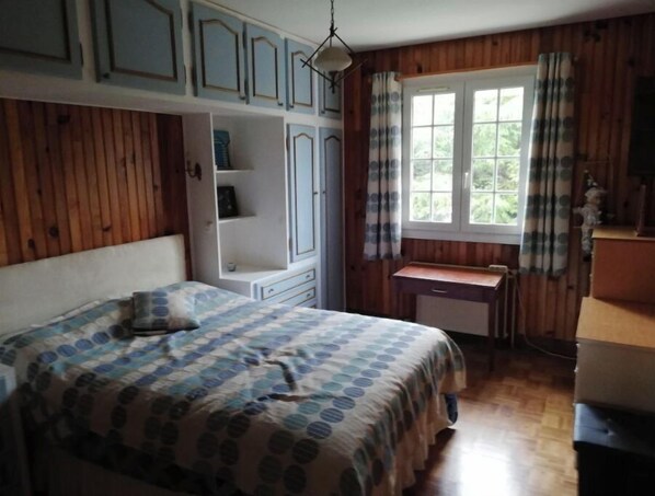 2 bedrooms, bed sheets