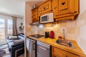 Een koelkast, een magnetron, een vaatwasser