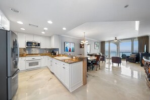 Refrigerador, microondas, horno, placa de cocina