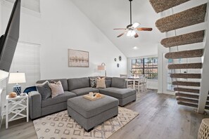 Smart TV - Townhouse in Beautiful Horizon South Resort, 5 min walk to Panama City Beach, Fl (Panama City Beach)