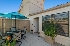 Outdoor dining - Townhouse in Beautiful Horizon South Resort, 5 min walk to Panama City Beach, Fl (Panama City Beach)