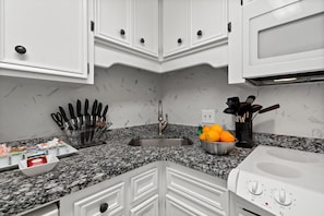 Fridge, microwave, oven, stovetop - Townhouse in Beautiful Horizon South Resort, 5 min walk to Panama City Beach, Fl (Panama City Beach)