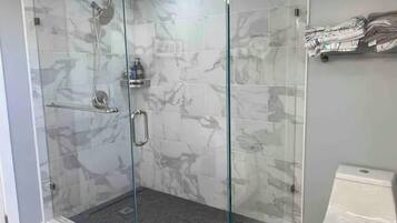 Douche, sèche-cheveux, serviettes fournies, savon