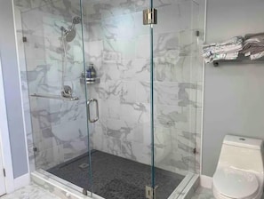 Douche, sèche-cheveux, serviettes fournies, savon