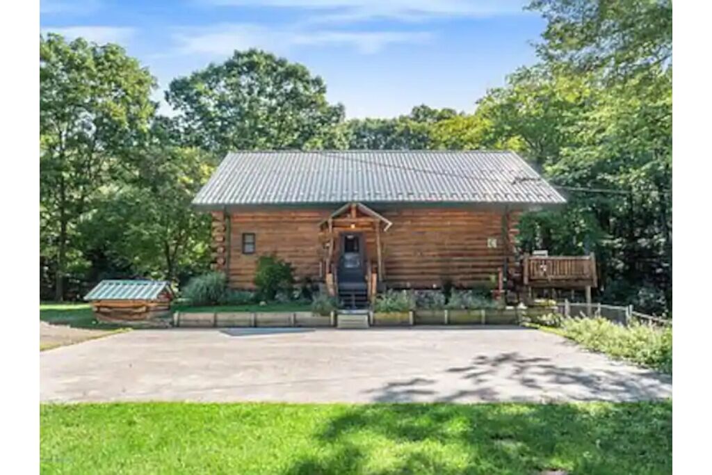 Luxury log cabin w/ access to Ford Lake! Sleep 14