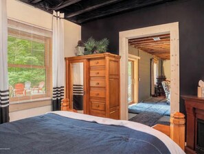 4 bedrooms, desk, free WiFi