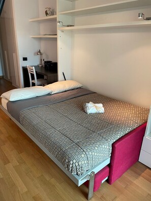 1 Schlafzimmer, Zimmersafe, Schreibtisch, Bügeleisen/Bügelbrett