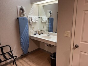 Basic Single Room | Iron/ironing board, bed sheets - Scott Inn Suites - Downtown Houston (Houston)